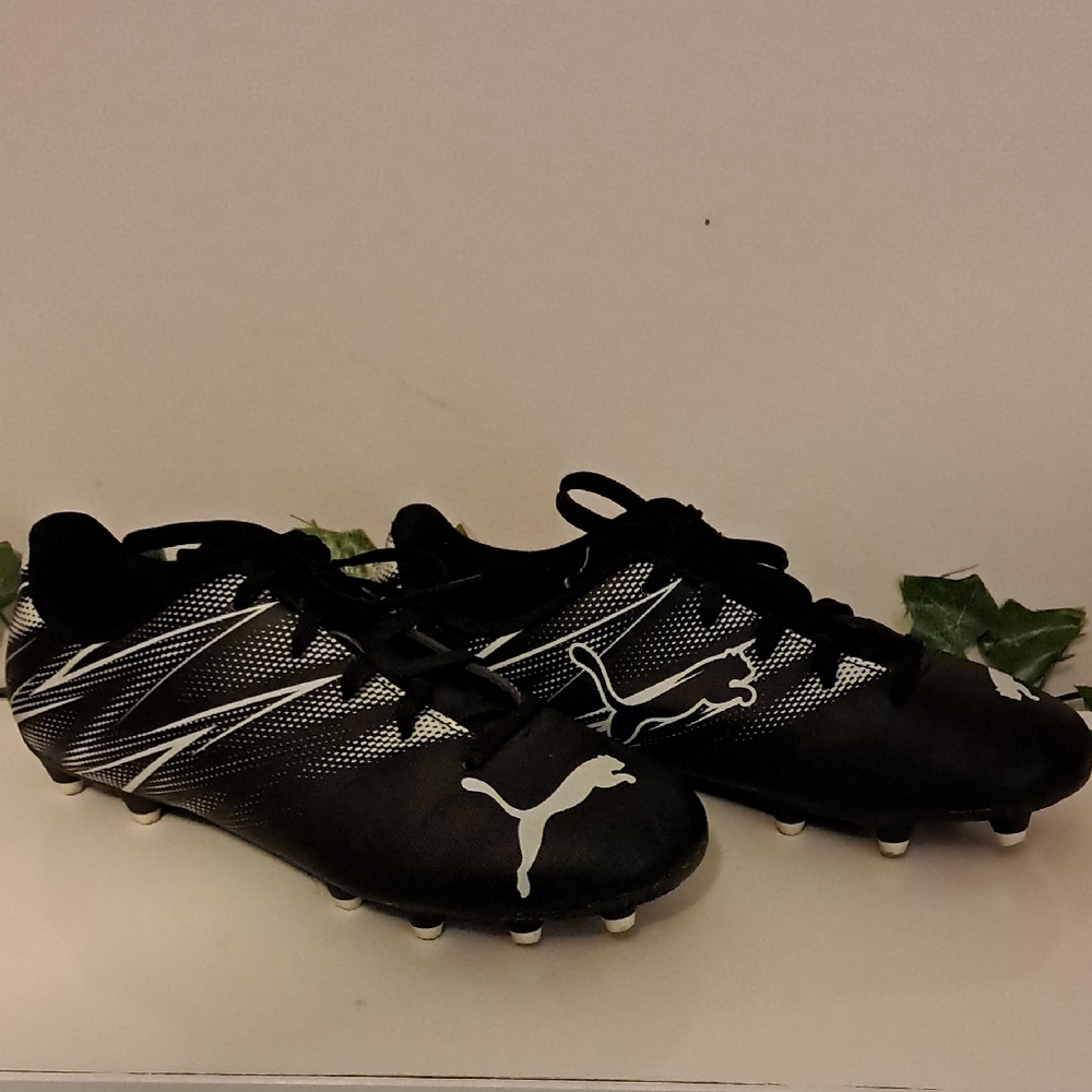 Puma Black and White Sneakers Sleek Design - Picture 1 of 5